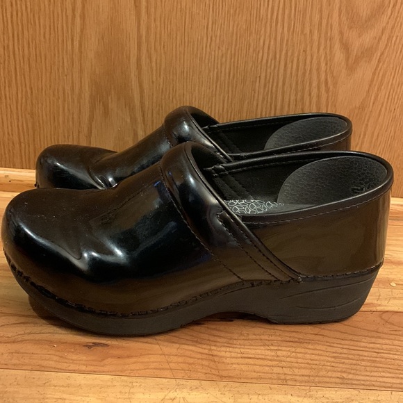 Dansko Pro 2.0 black patent staples clogs 38 7-1/2 WIDE professional nursing EUC - Picture 1 of 14